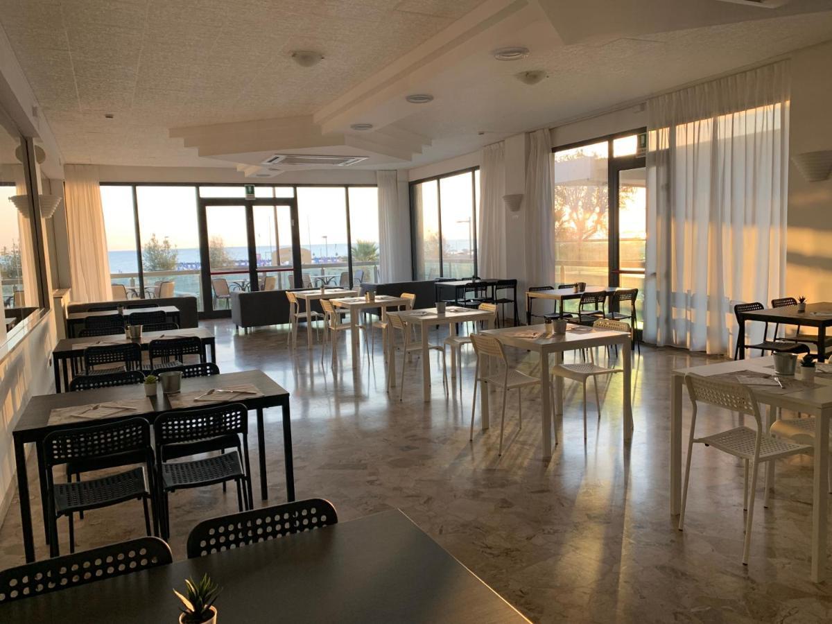 Hotel Tritone Римини Екстериор снимка