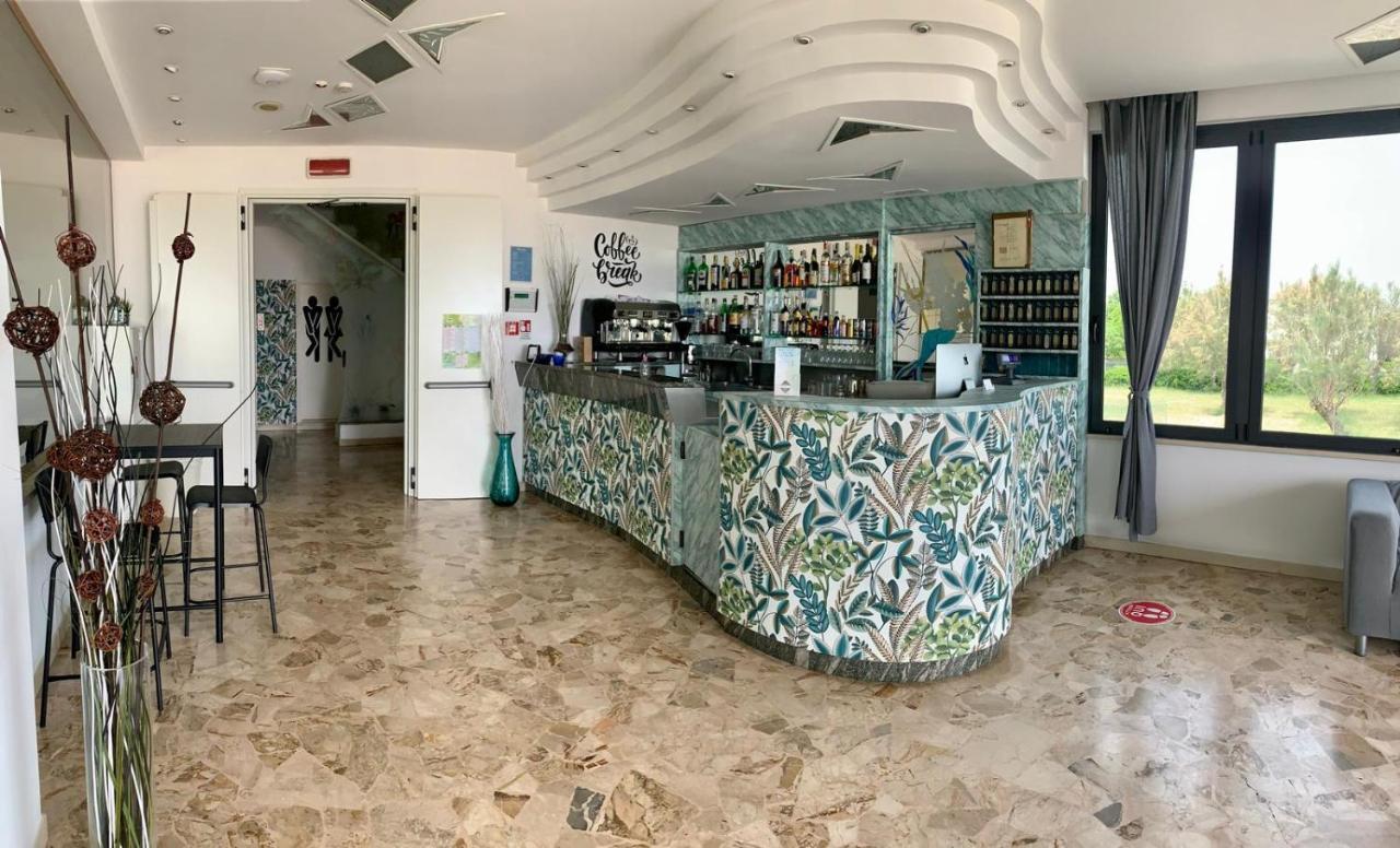Hotel Tritone Римини Екстериор снимка