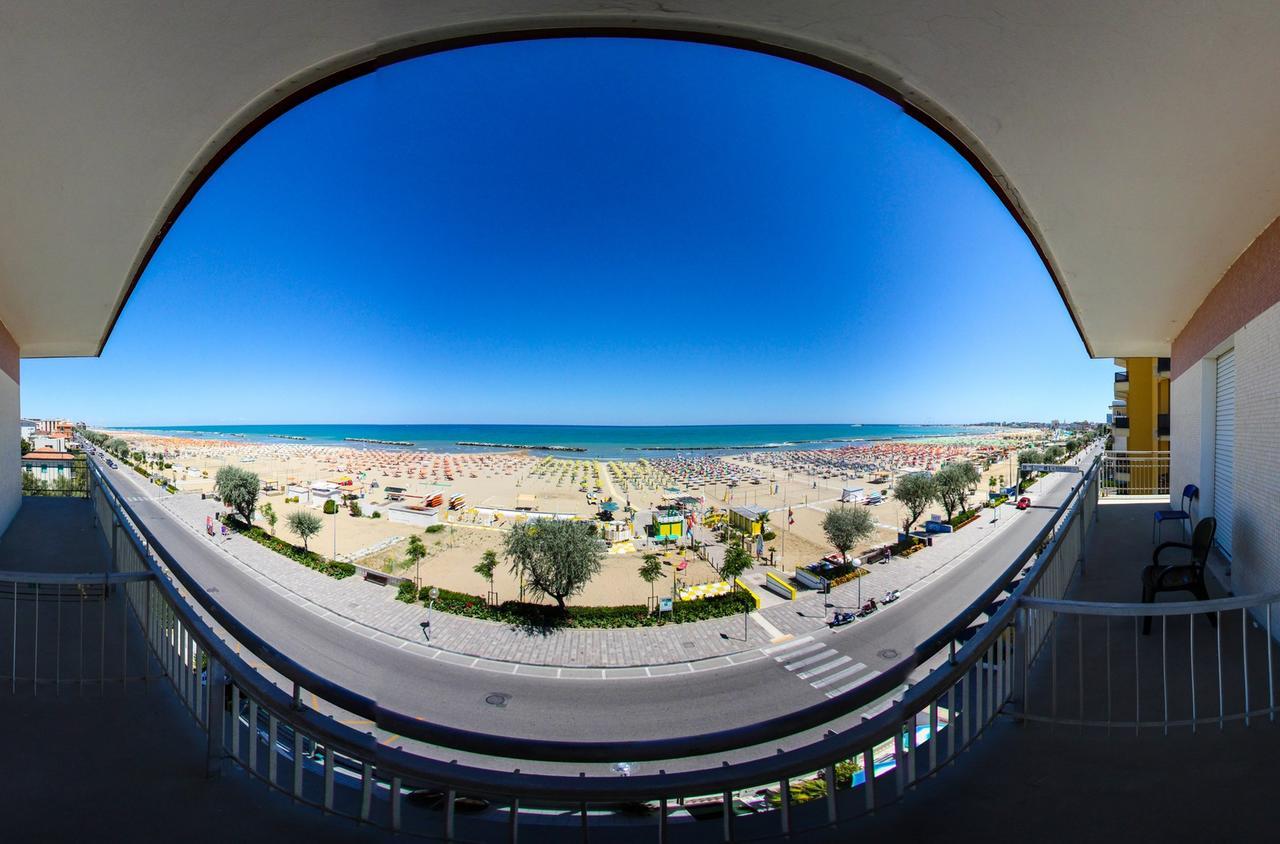 Hotel Tritone Римини Екстериор снимка