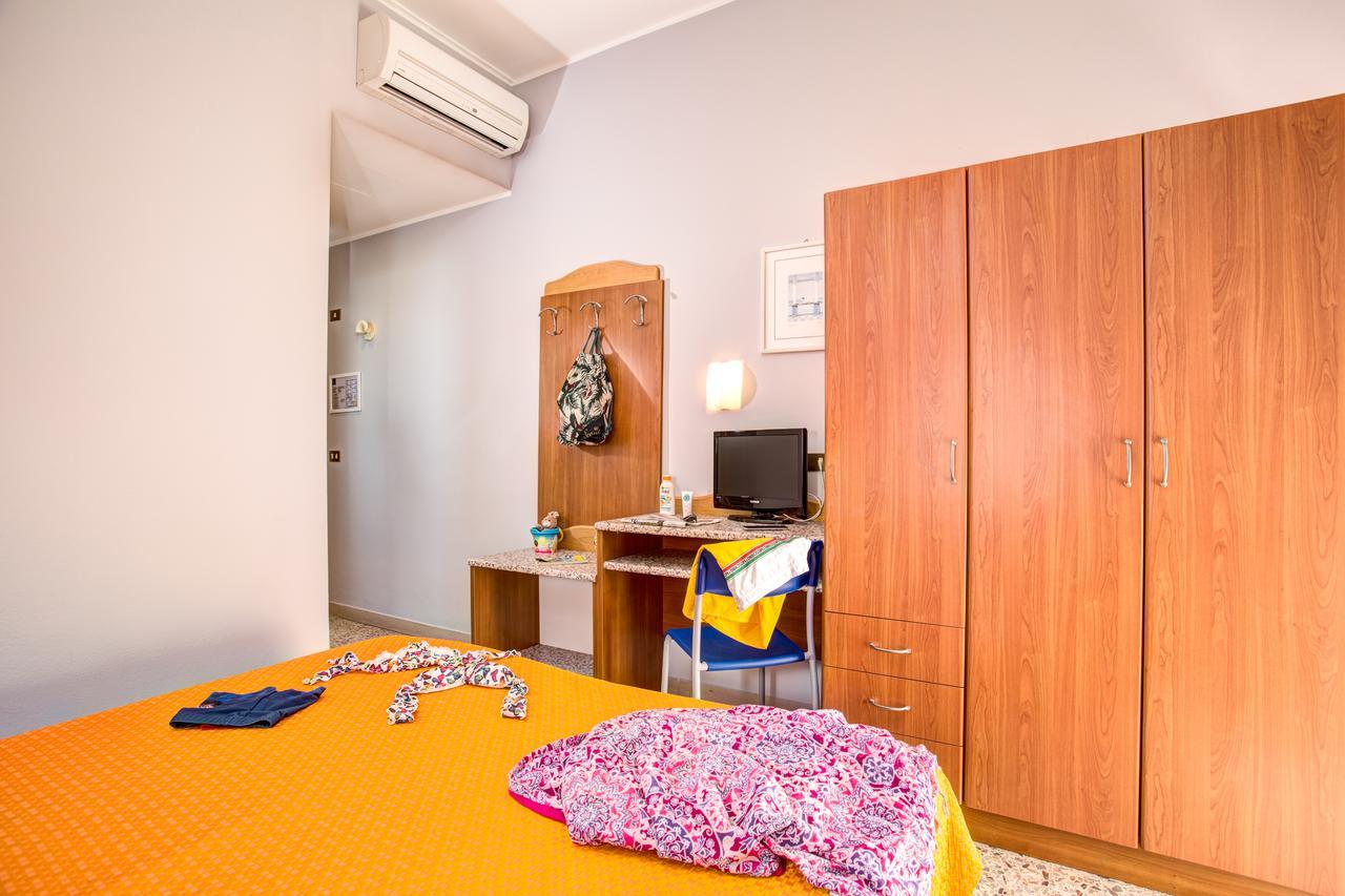 Hotel Tritone Римини Екстериор снимка