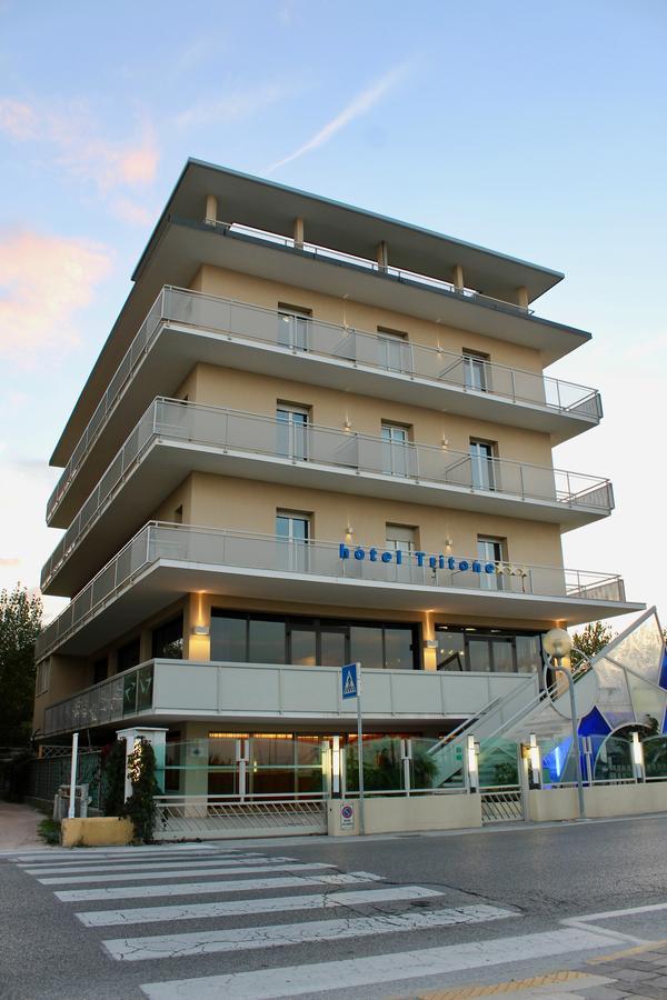 Hotel Tritone Римини Екстериор снимка