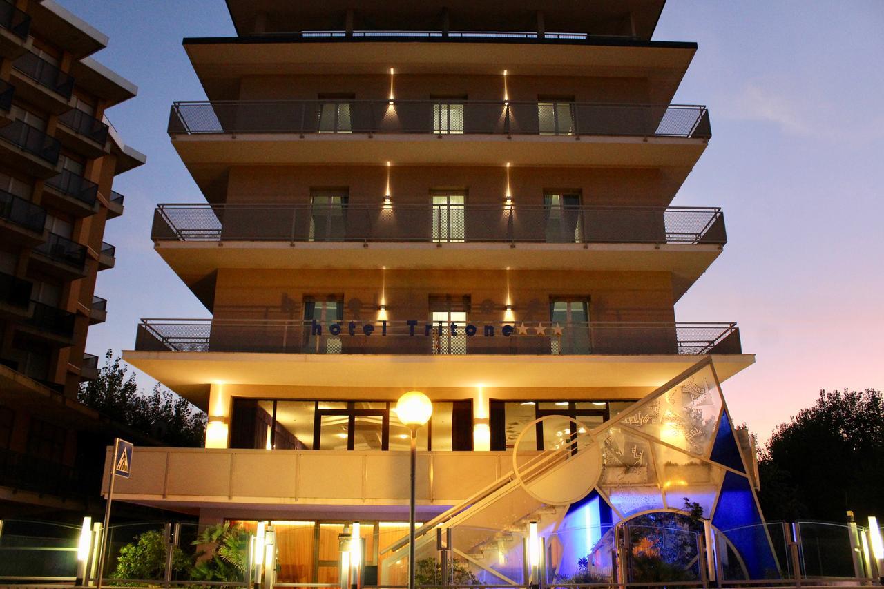 Hotel Tritone Римини Екстериор снимка