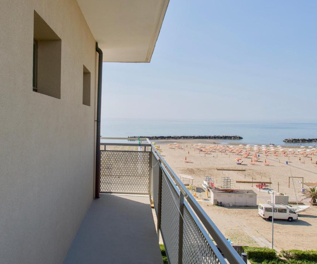 Hotel Tritone Римини Екстериор снимка