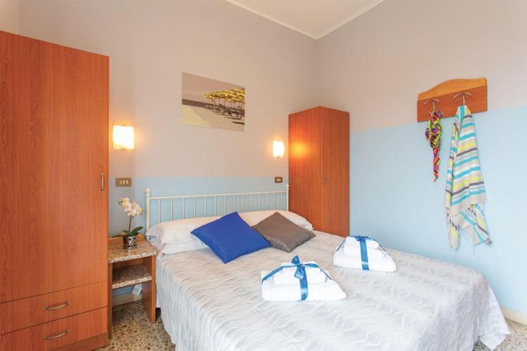 Hotel Tritone Римини Екстериор снимка